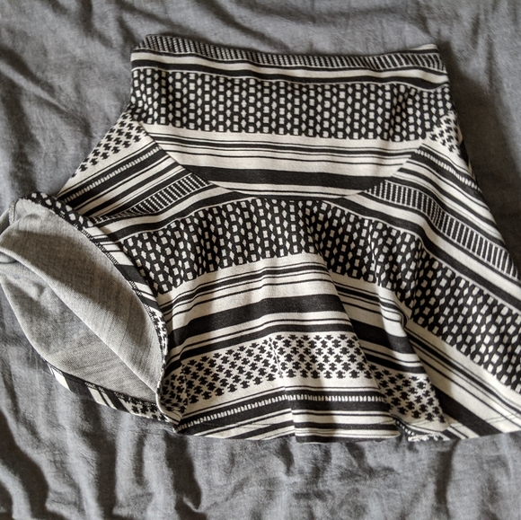 π¦ UO Geometric Patterned Skater Skirt π¦ - Picture 3 of 5